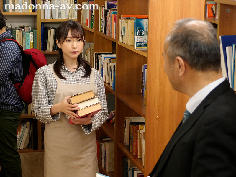 新妻ゆうか(新妻优香)作品JUR-422发布！人妻秘书因为老公出轨，干脆也跟社长在办公室里疯狂