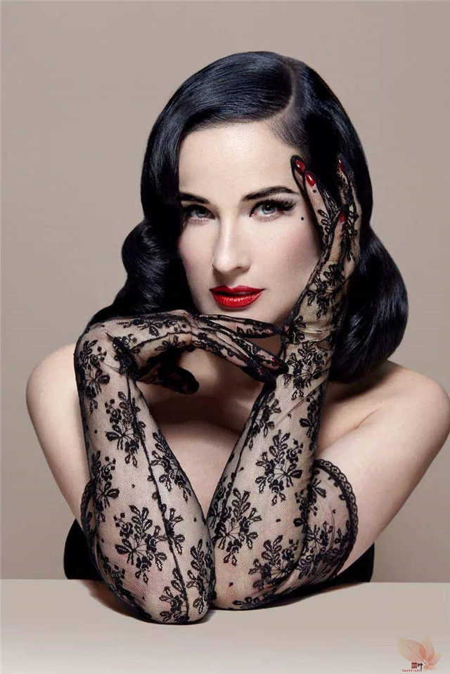 Dita Von Teese：47岁的她，是世界上所有成年男性最魂牵梦绕的女人