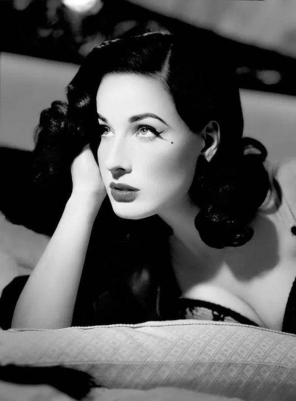 Dita Von Teese：47岁的她，是世界上所有成年男性最魂牵梦绕的女人