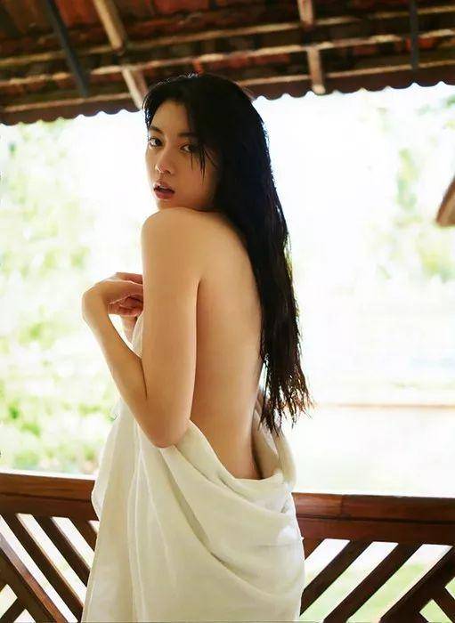 周董「说好不哭」女主三吉彩花，美到全世界都在讨论的空灵美女