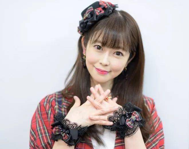 她已经做了23年偶像，现在还没有毕业的意思