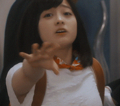 【邪恶 GIF】看来妹子妹子很舍不得大家点个赞呗