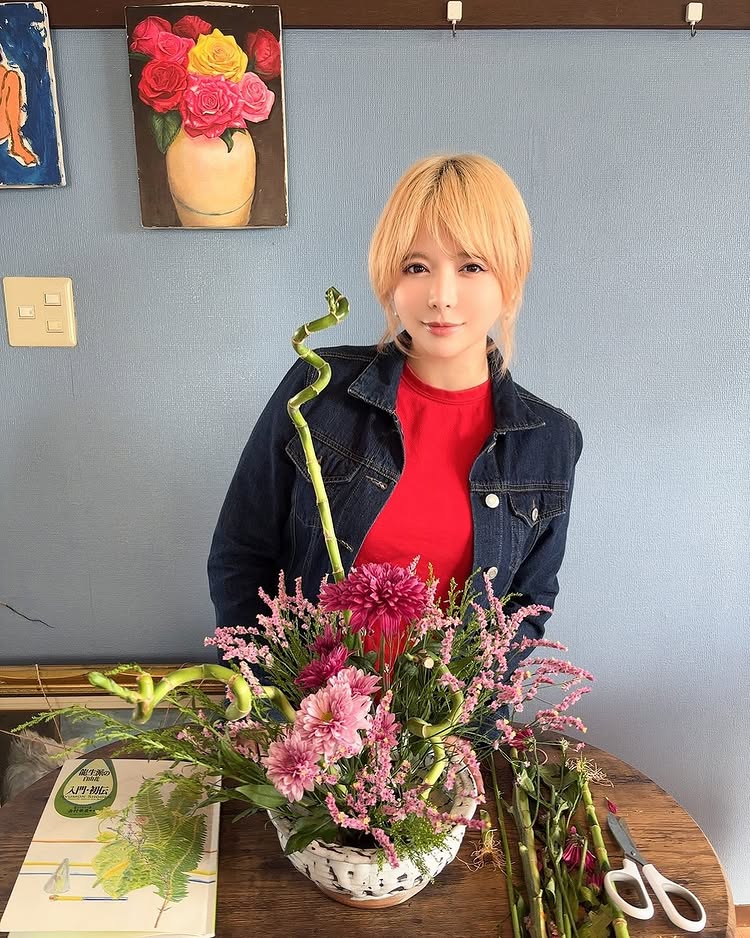 引退女优《HOSHIMI RIKA 星美りか》身材依然在线！深夜连发性感照！