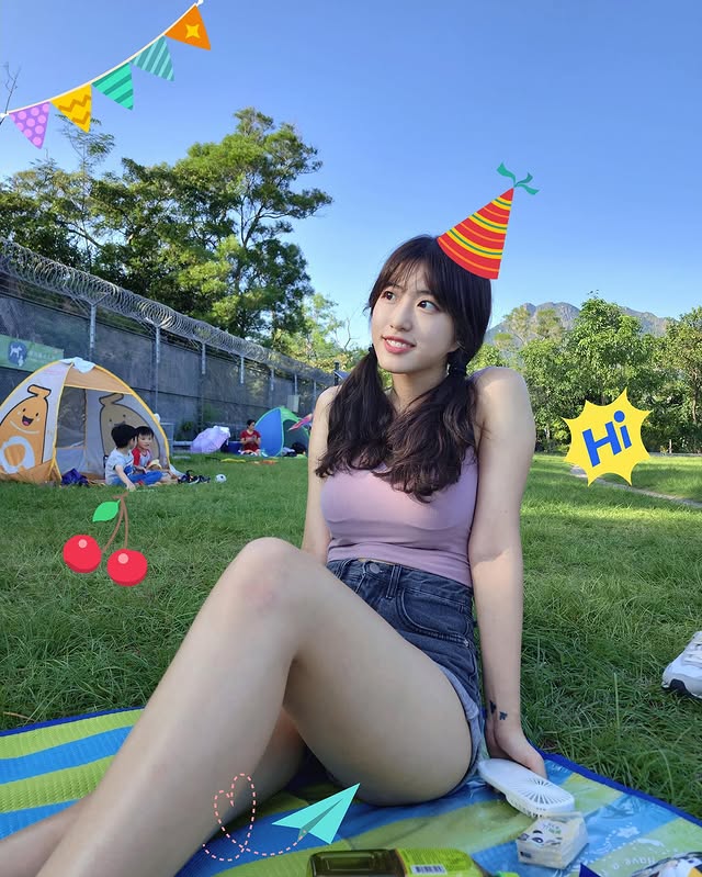 香妹《Hayley Wong》清纯又可爱！却有藏不住的危险胸器...