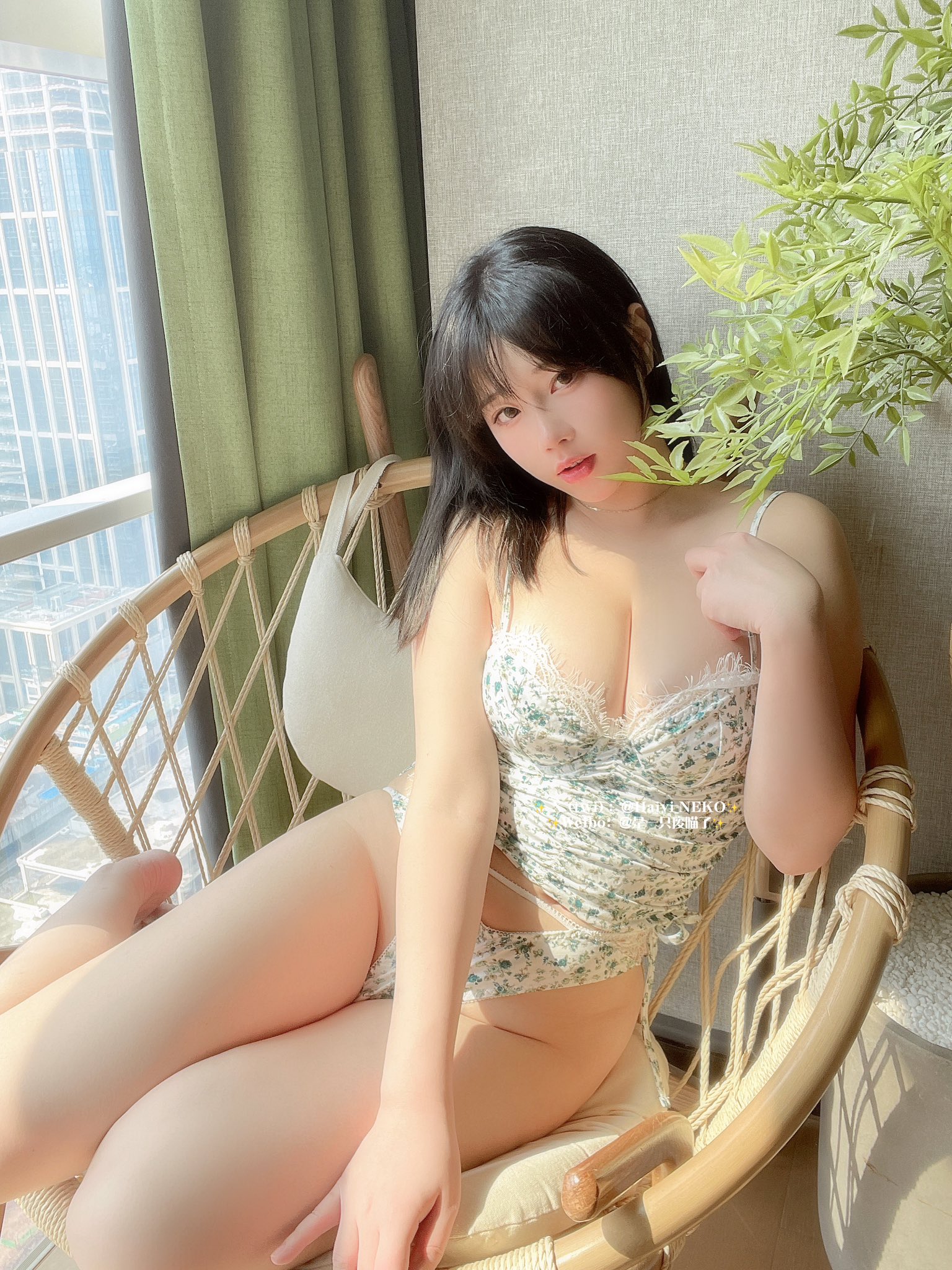 穿什么都白皙！网红《一只废喵》无法忽视的乳白「大白兔」！