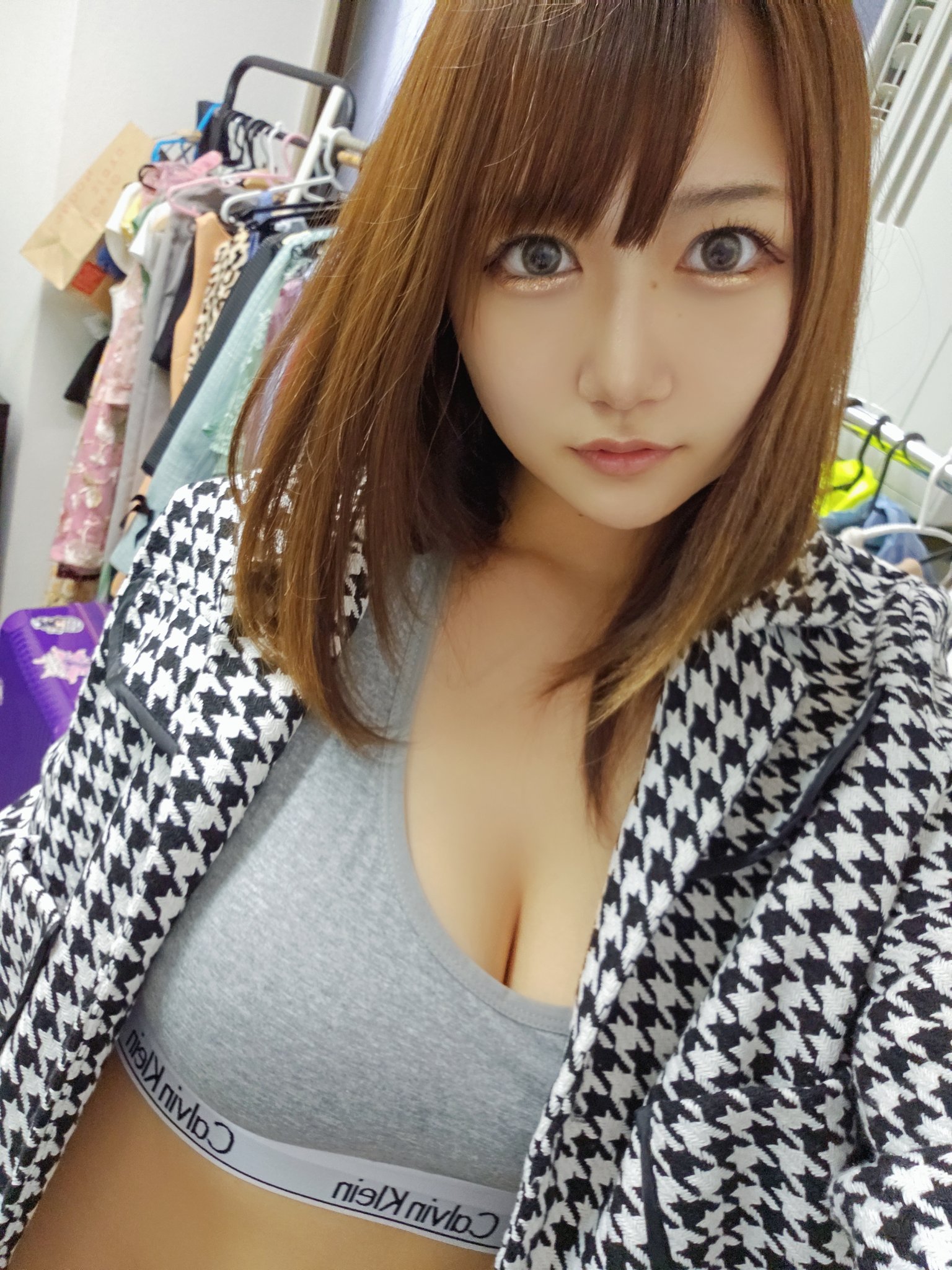 《樱井萌衣》重口味肉感十足！冷不丁扯开衣服露出豪迈「大篮球」！