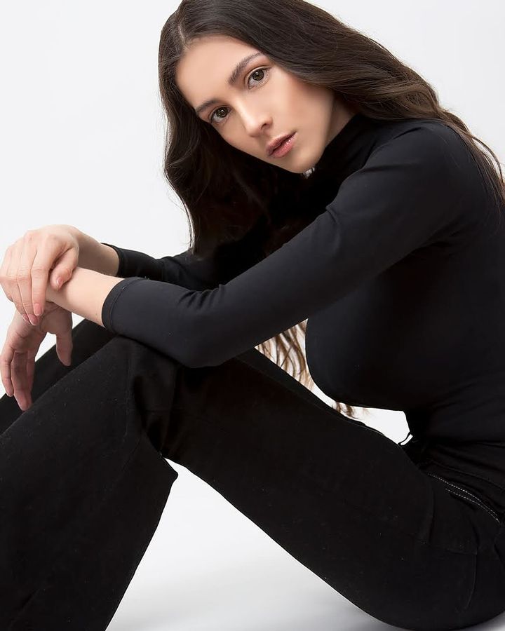 气质感满分《Derly Daniela》藏嫩胸还有高颜值！人间缪斯就是在说她！