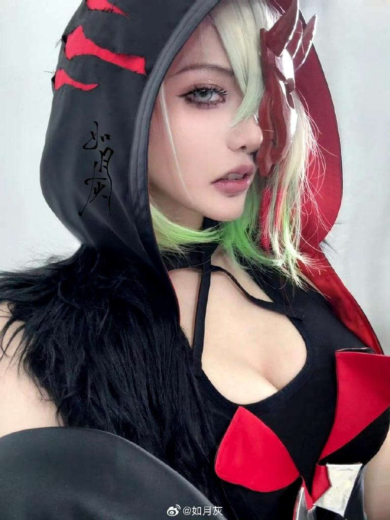 还原与性感并存！Coser《如月灰》窈窕身材凸显动漫女角火辣感！