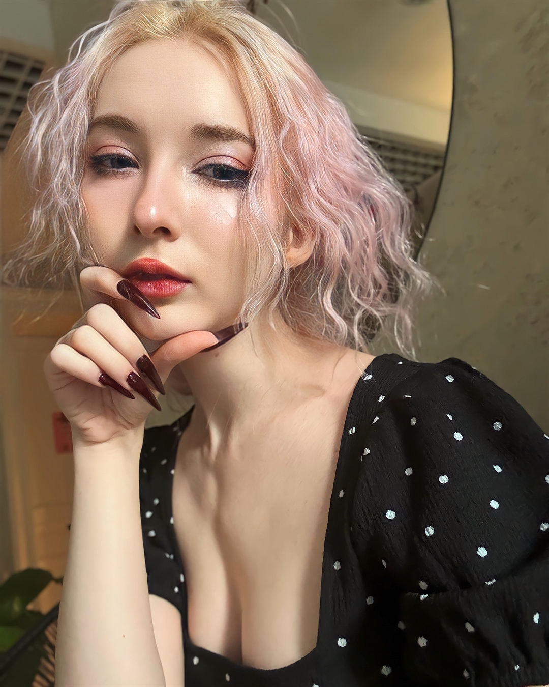 19岁嫩妹「alice」超白皙美肤亮到你赞叹！巨乳细腰逼的你站起来！