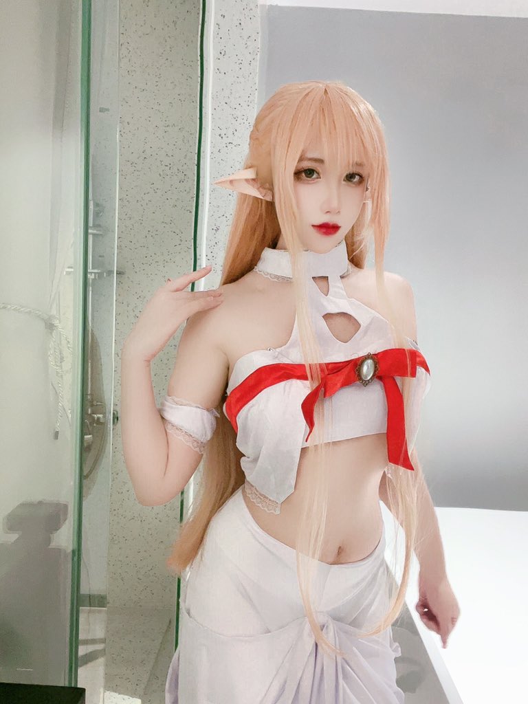 乳不巨一样聚人心！Coser《九曲》大方开腿、翘臀乳沟露出一样火辣辣！