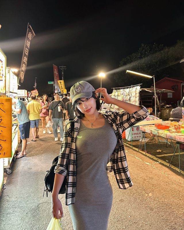 忍不住往下看《김 빛나라》擦地照爆红！巨乳搭细腰想扶她腰身！