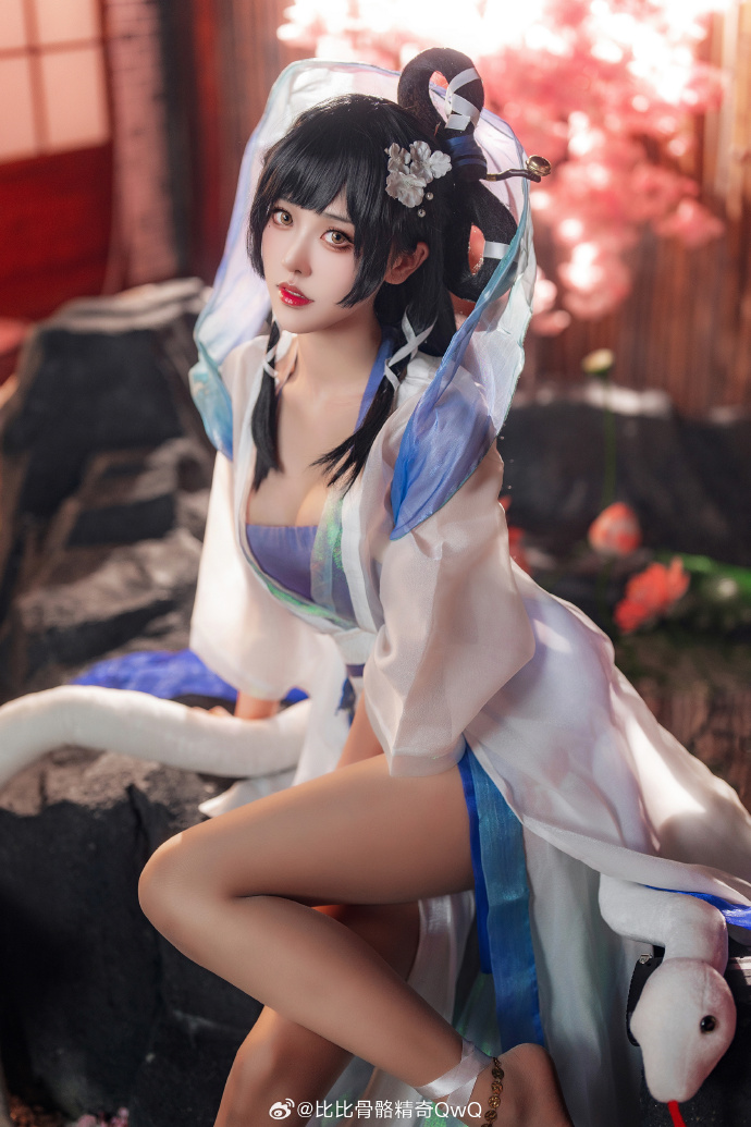 Coser《比比骨骼精奇》逆天长腿好身材！性感魅力有二次元感！