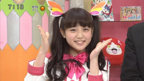 10岁出道的美女《渡辺优奈》成年后首次写真封面!大胆露出她的双峰!