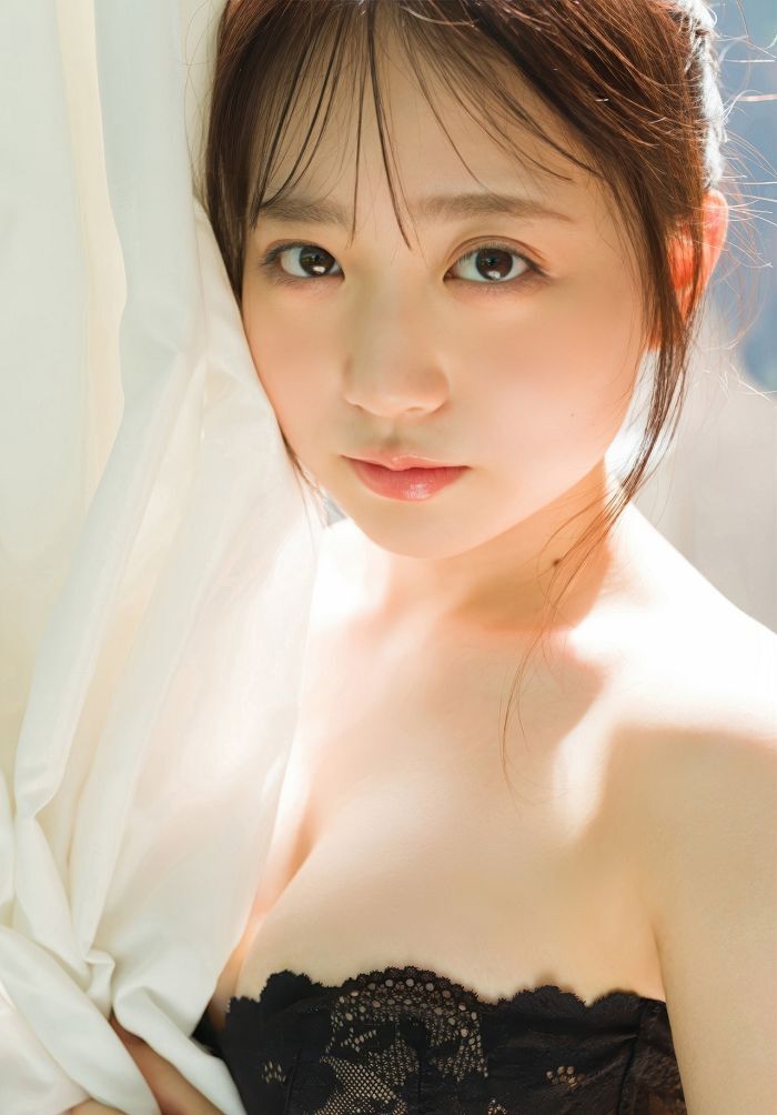 10岁出道的美女《渡辺优奈》成年后首次写真封面!大胆露出她的双峰!