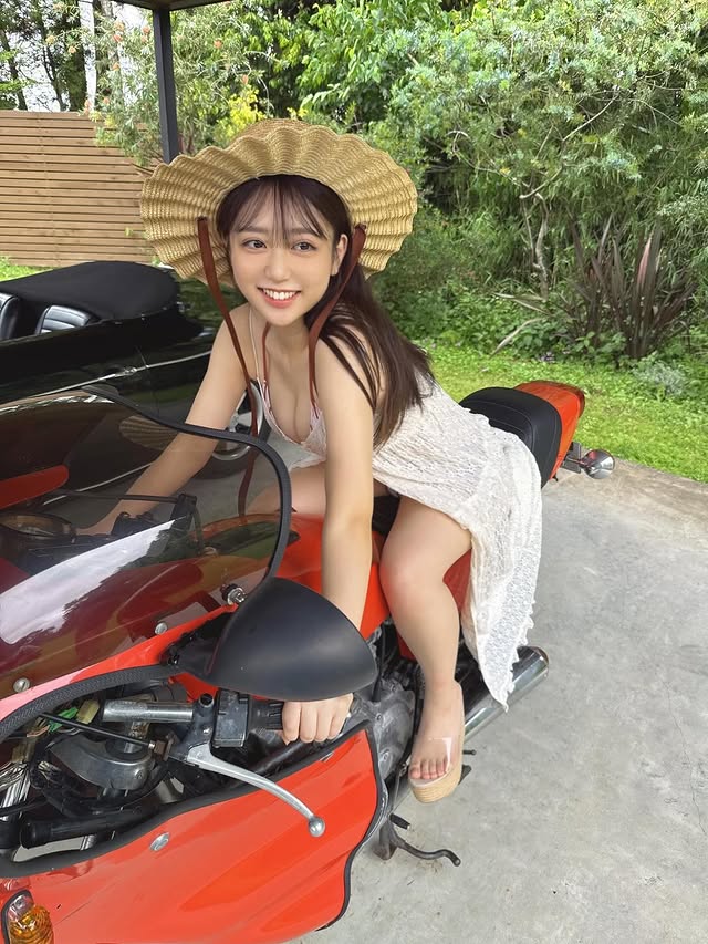 10岁出道的美女《渡辺优奈》成年后首次写真封面!大胆露出她的双峰!