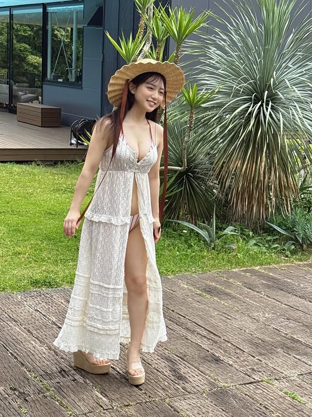 10岁出道的美女《渡辺优奈》成年后首次写真封面!大胆露出她的双峰!