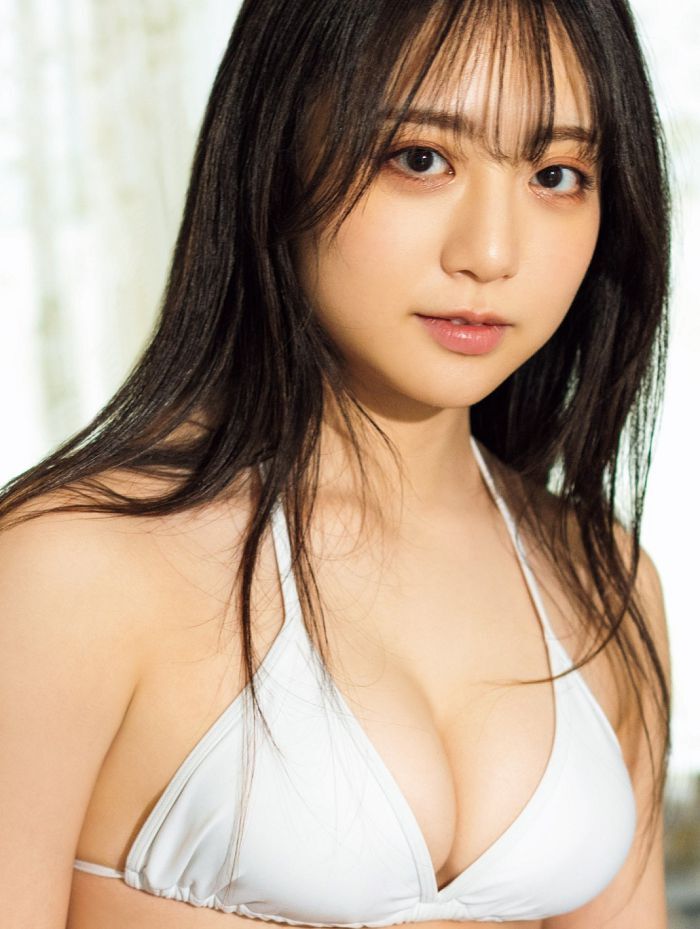 10岁出道的美女《渡辺优奈》成年后首次写真封面!大胆露出她的双峰!
