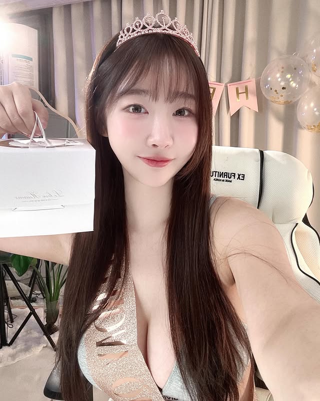 美丽的有料画家《둘기얏1004yyyyyy》热爱记录生活!好身材衬托美景!