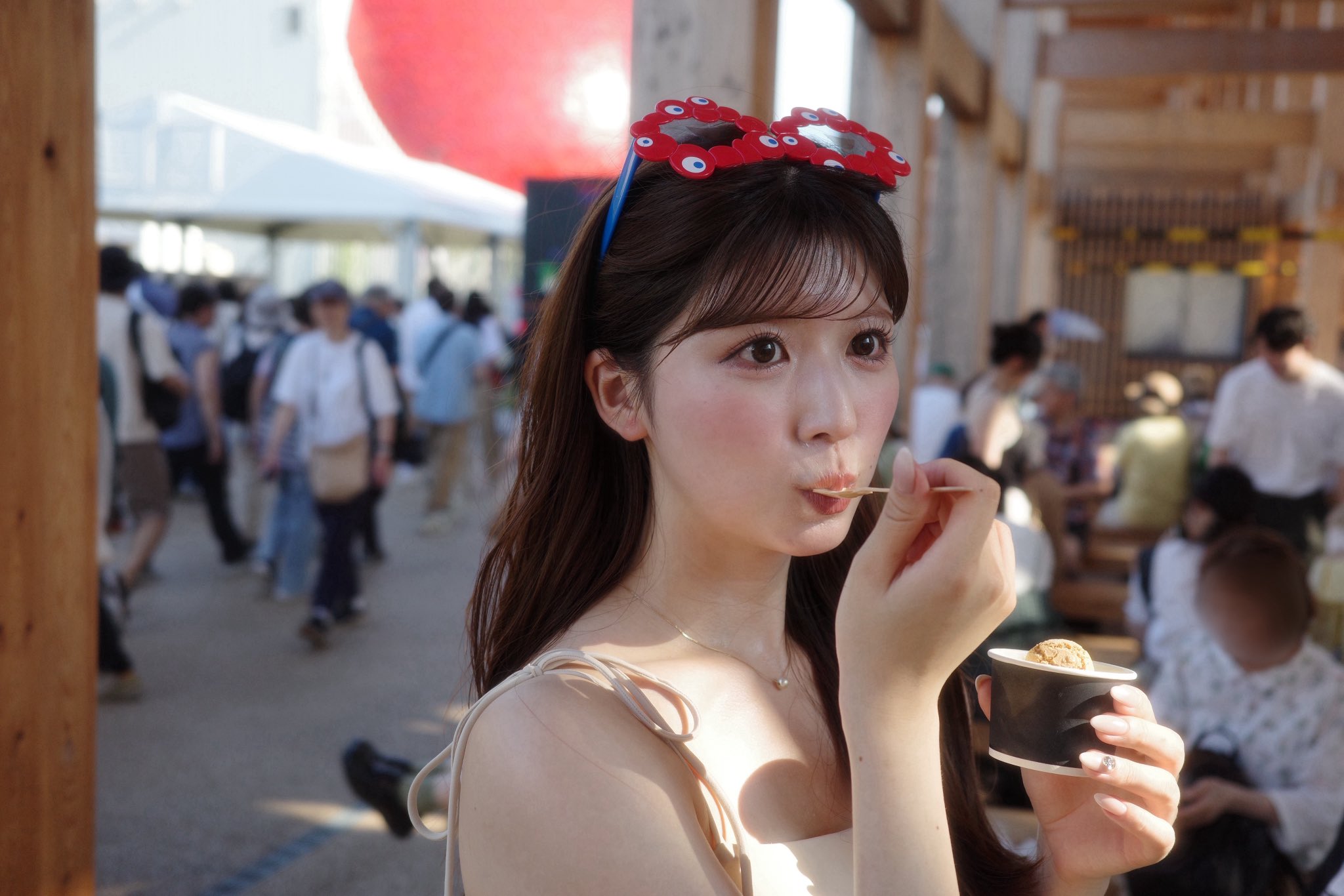 网友忍不住反覆看!爆红女主播《小林李衣奈》看到烟火反应呆萌超可爱!