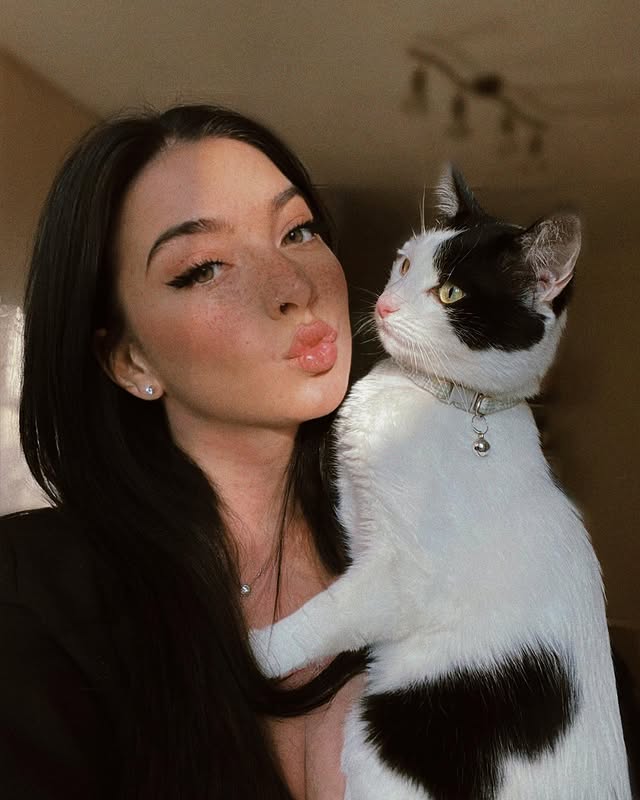 在香港爆红的异国美女《EVA BOGUT》超丰满好胸遮蔽你的双眼！