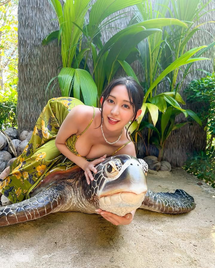 御姊感十足！冲绳美女《高岭ひとみ》翘臀巨乳「欲感」带有夏季热情！封面