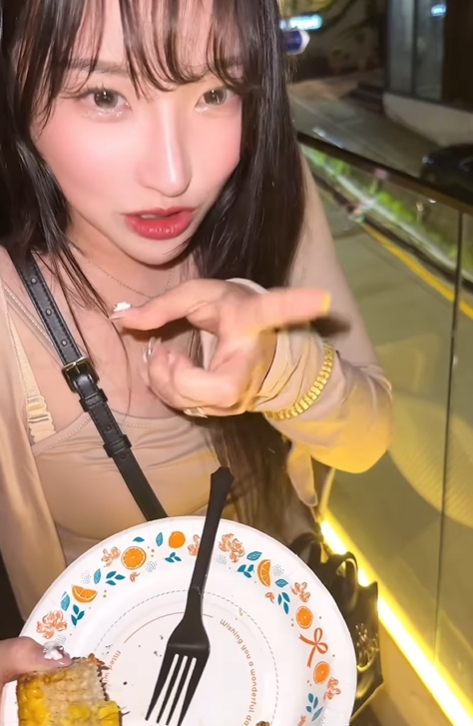 爱惜食物的美女《Oh Eundam》玉米现捞现吃美味一百分！