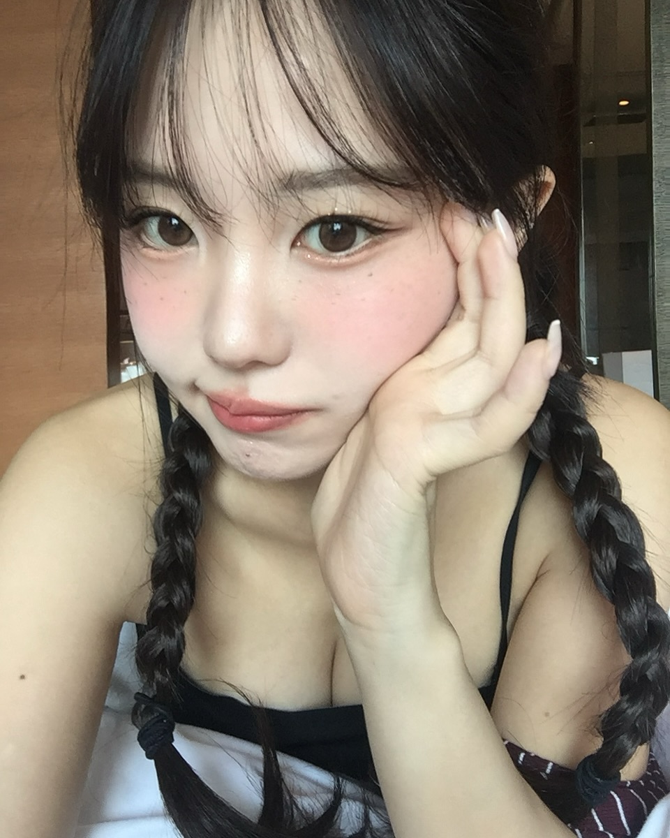 美到路人回头《kisy0729 홍영기》完美的童颜微肉好身材、更显无敌青春样貌!