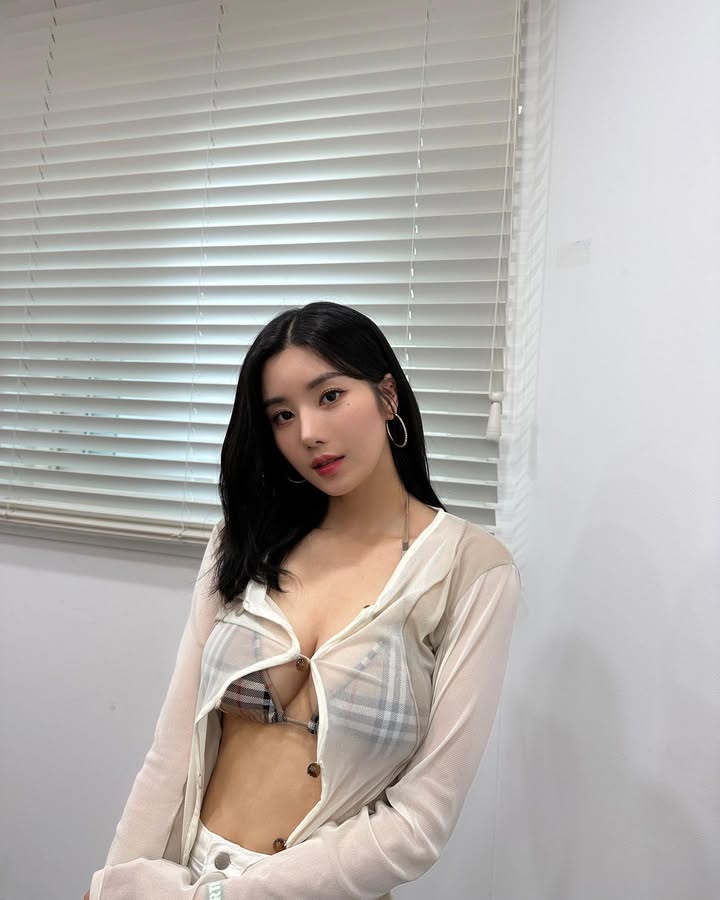 韩国泼水节「水炸弹」女神《权恩妃》火辣比基尼HIGH翻全场!