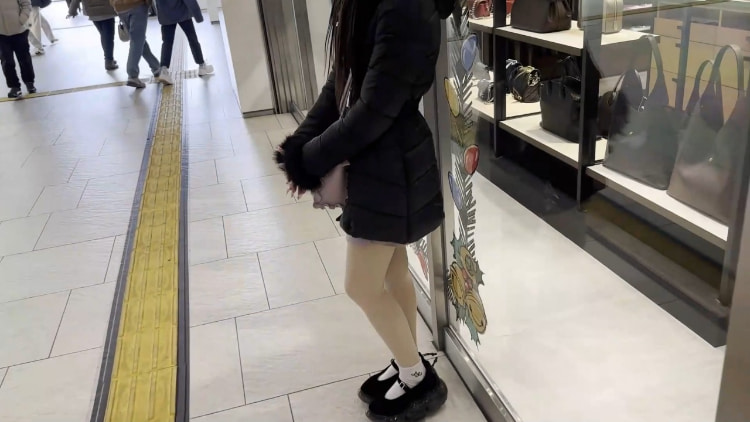 华奢で可爱い20歳の女