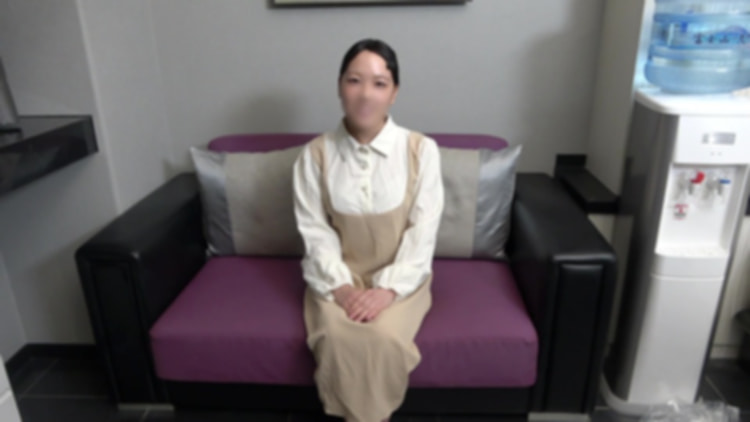 色白な肌とおわん型美乳の18歳。