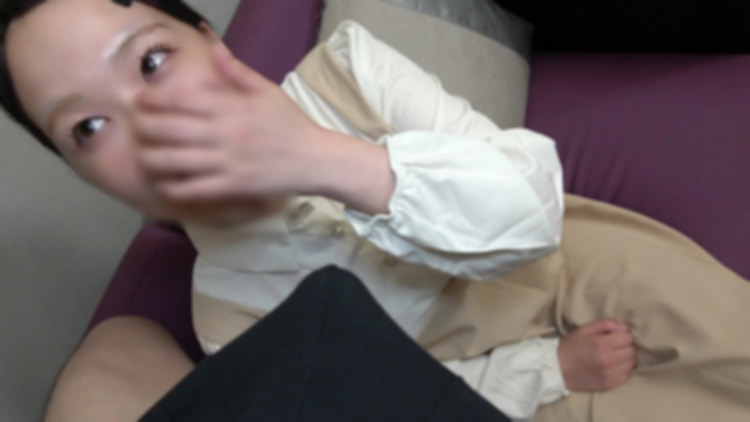 色白な肌とおわん型美乳の18歳。