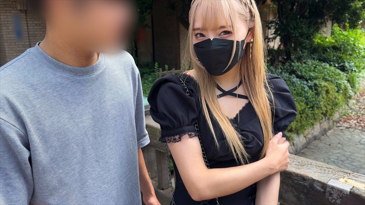 咖啡厅店员 25 岁。