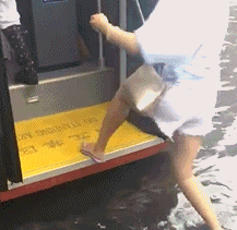 姑娘，请不要在的车屁股后面健身，倒个车多危险呐~
