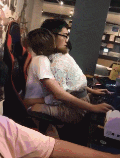 生命在于运动，十分钟后，小伙子终于追上了自己的前轮。