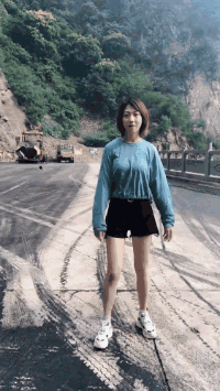 妹子不就是休息区下车活动一下么。。。碍你这头老绵羊什么事了？