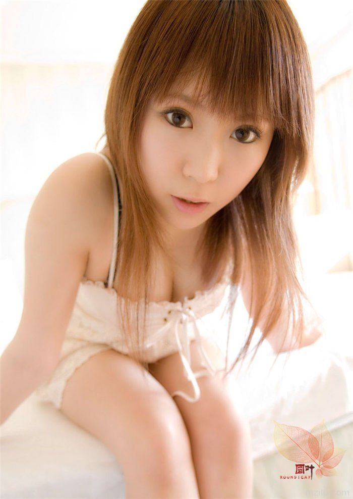 性感童颜正妹双手揉弄两只绵乳