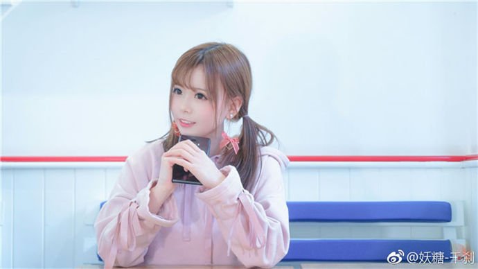小姐姐约人一起吃鸡