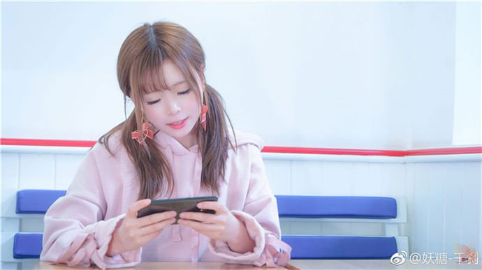 小姐姐约人一起吃鸡