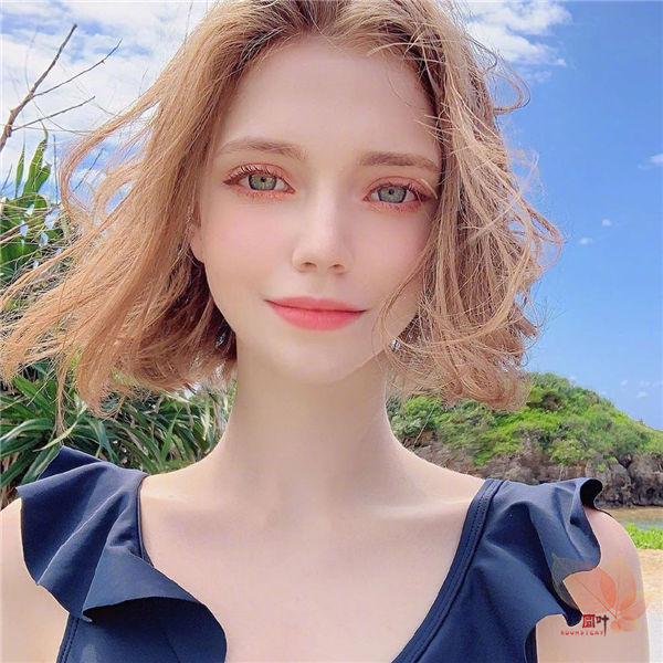 德国98年模特Chloe的夏日泳装照组图