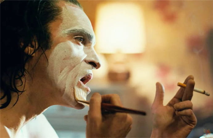 《小丑》热搜狂飙７４万！关键字一搜发现「暗黑周董版Joker小丑」！
