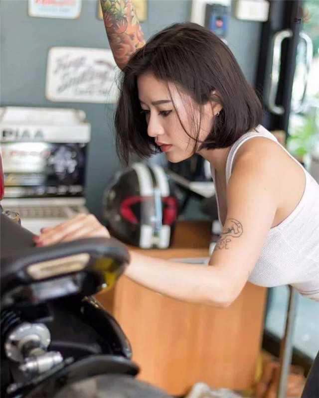 波霸女骑士《SupraneeFankham》胯过重机摩擦到你心痒痒！