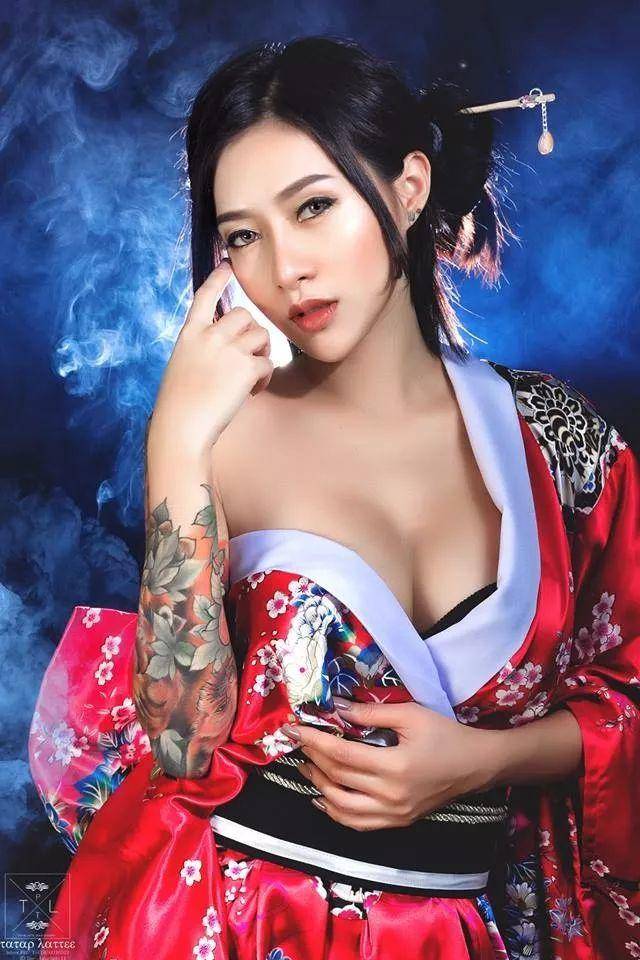 波霸女骑士《SupraneeFankham》胯过重机摩擦到你心痒痒！