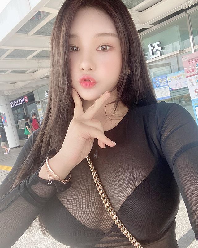 韩国直播主《쮸리》火辣身材衬衫扣子都快爆开啦！