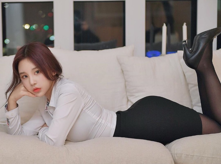 韩国直播主《쮸리》火辣身材衬衫扣子都快爆开啦！