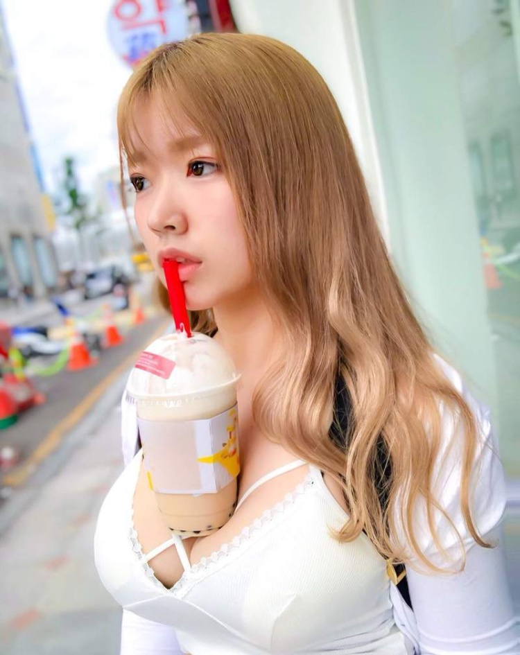 日本女孩潮流《用欧派捧珍珠奶茶》吸的同时还可以感受到奶香！