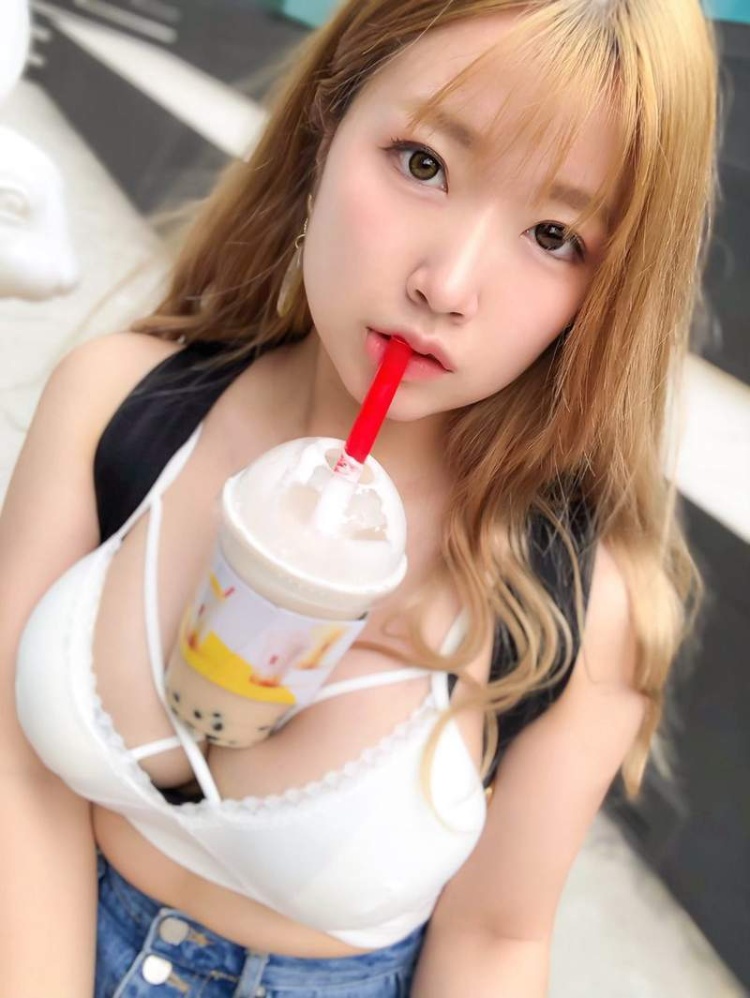 日本女孩潮流《用欧派捧珍珠奶茶》吸的同时还可以感受到奶香！