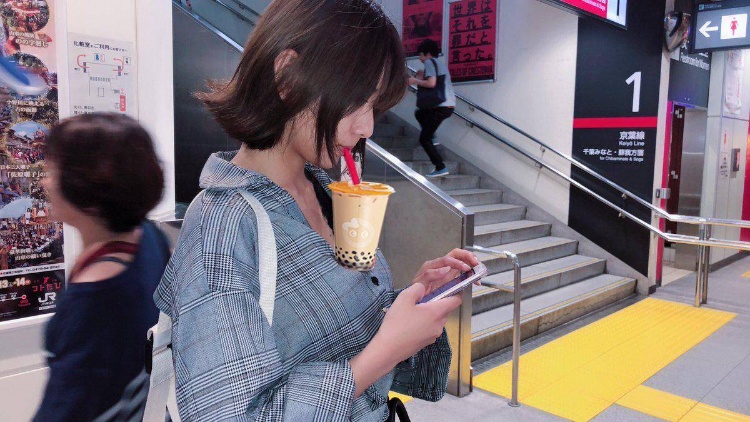 日本女孩潮流《用欧派捧珍珠奶茶》吸的同时还可以感受到奶香！