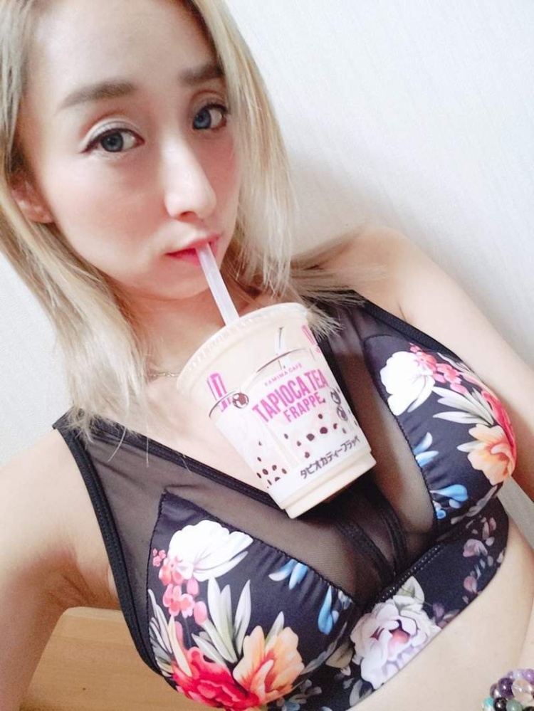 日本女孩潮流《用欧派捧珍珠奶茶》吸的同时还可以感受到奶香！