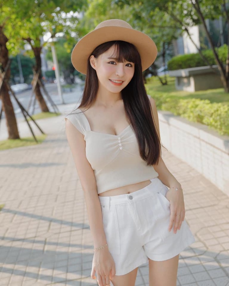 放福利时间！网红「元元、林莎」合体脱了！海边晒「比基尼雪R」按赞数狂飙