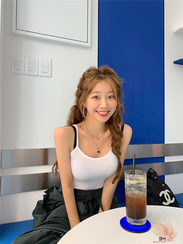 南韩Ｓ曲线网拍板娘《문이》细肩露出绝美线条！